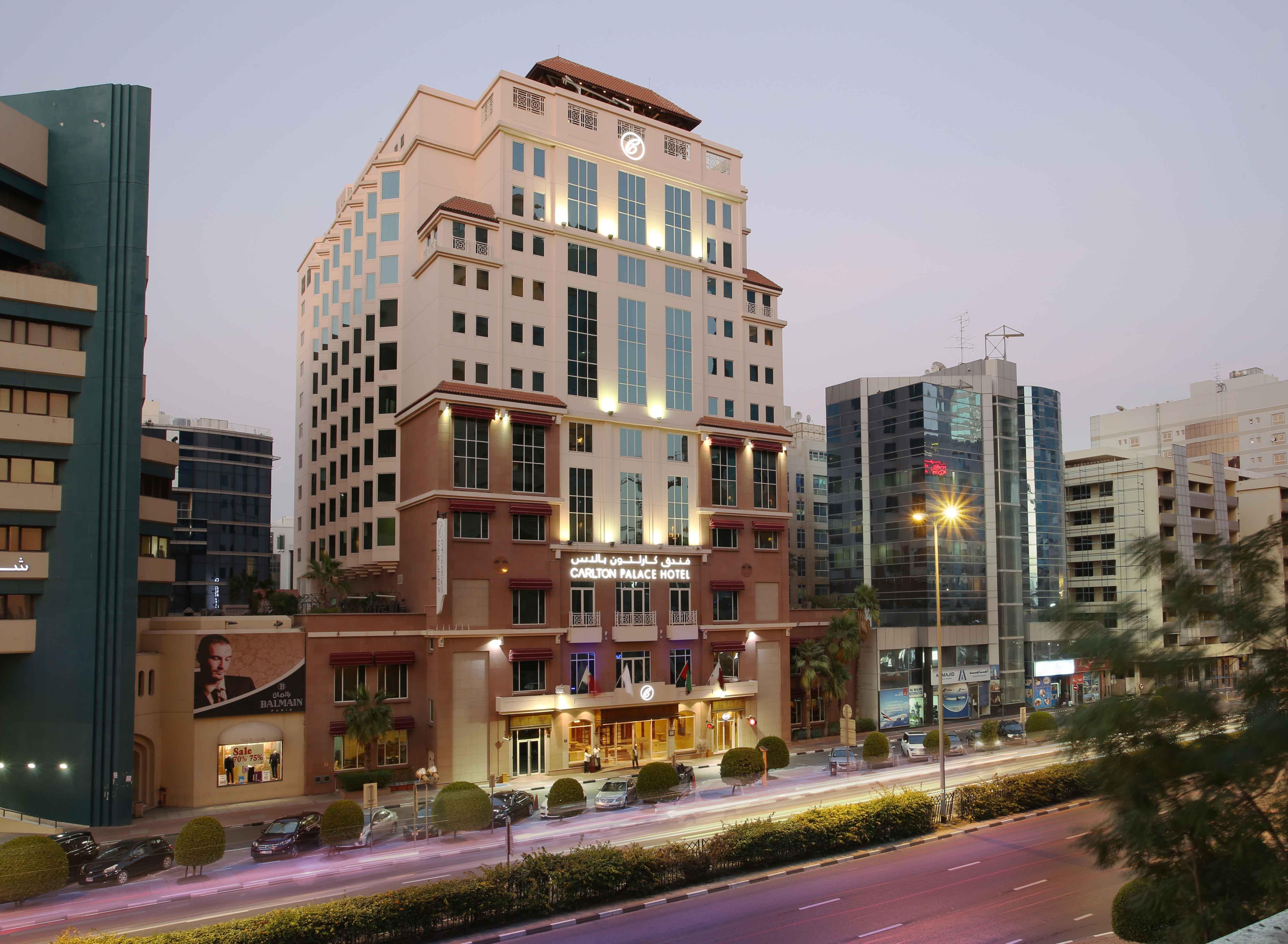 Knight Castle Hotel Dubai Exteriör bild The hotel at night