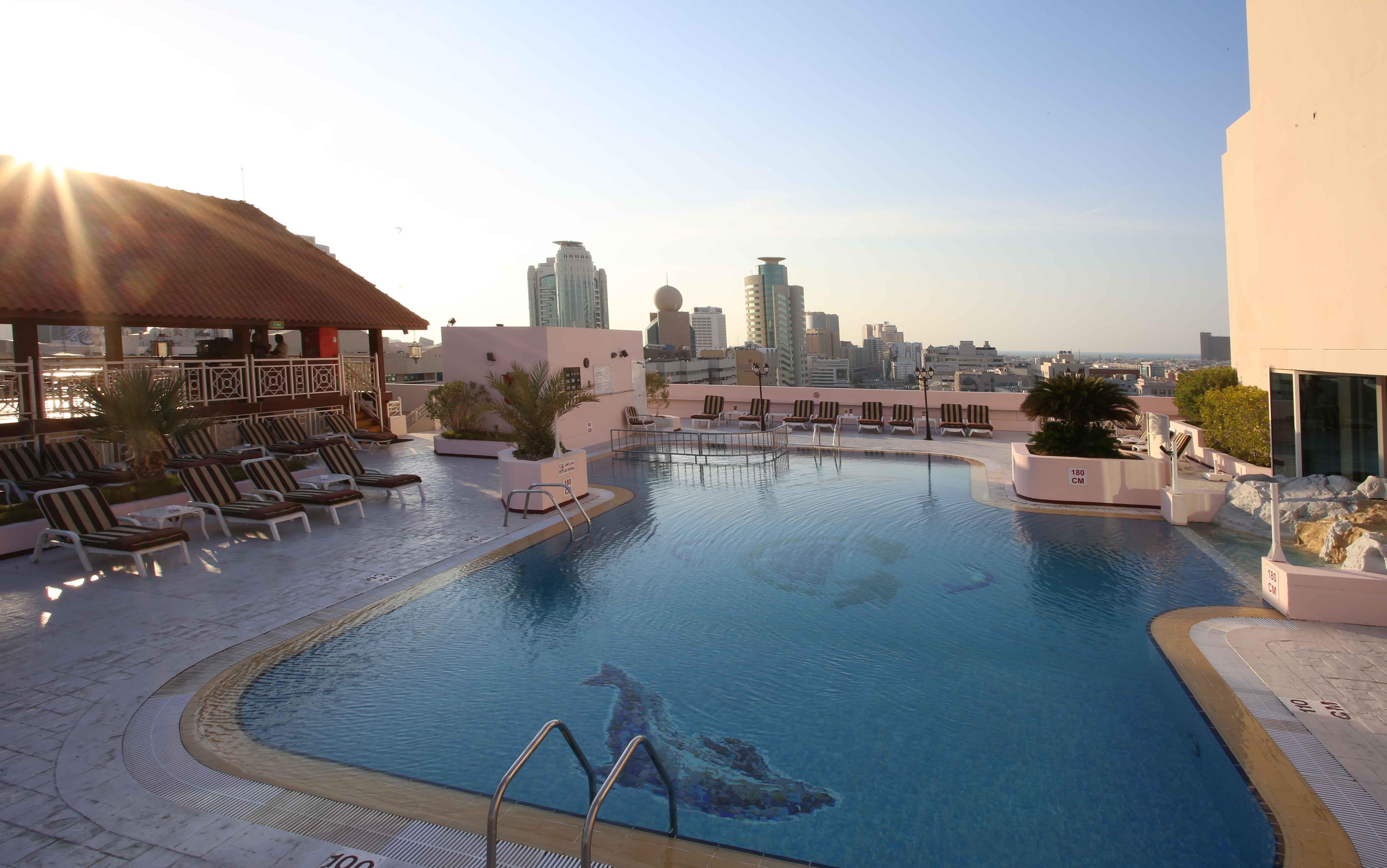 Knight Castle Hotel Dubai Exteriör bild Rooftop pool at the Sheraton Riyadh