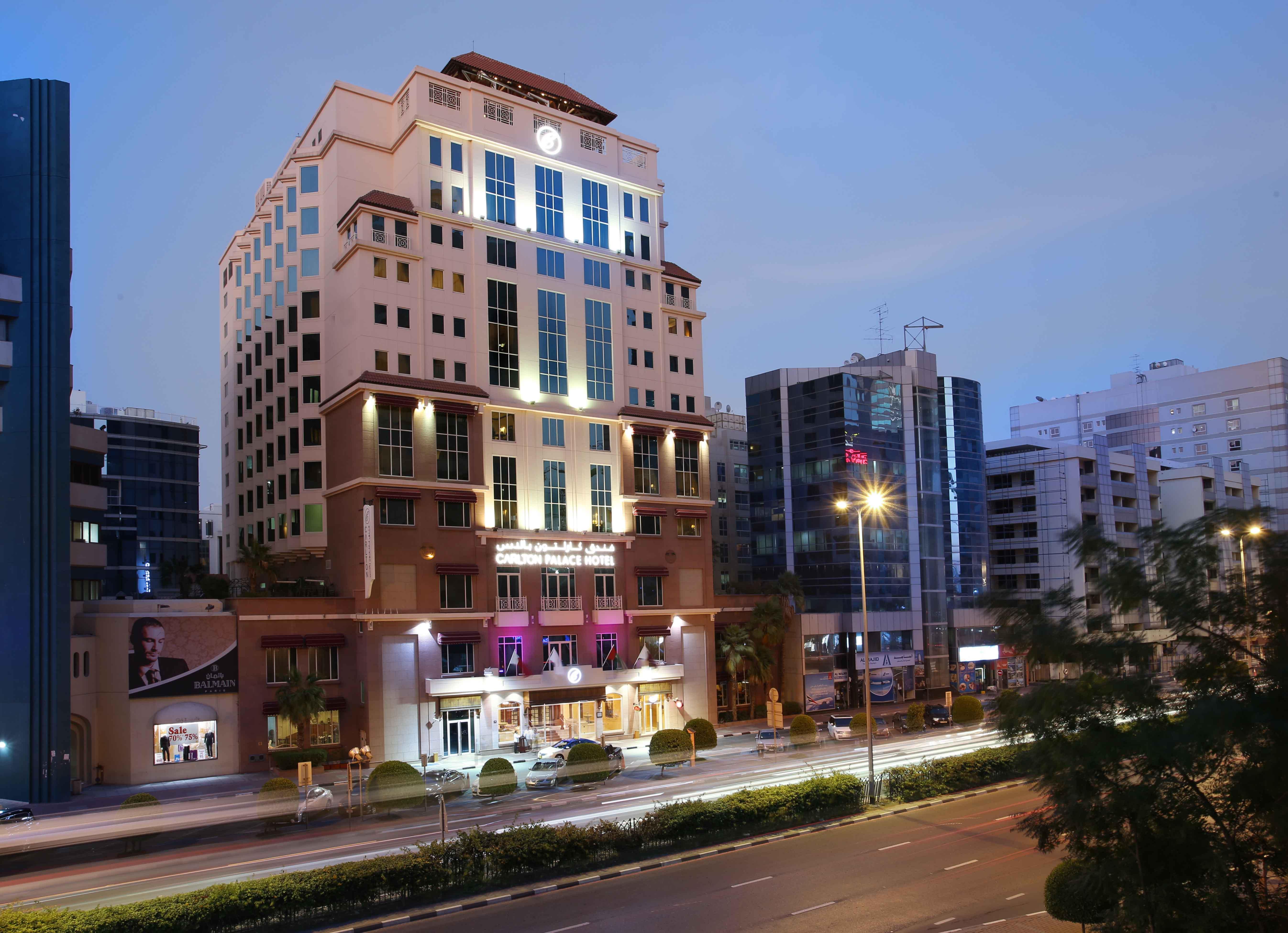 Knight Castle Hotel Dubai Exteriör bild The hotel at night